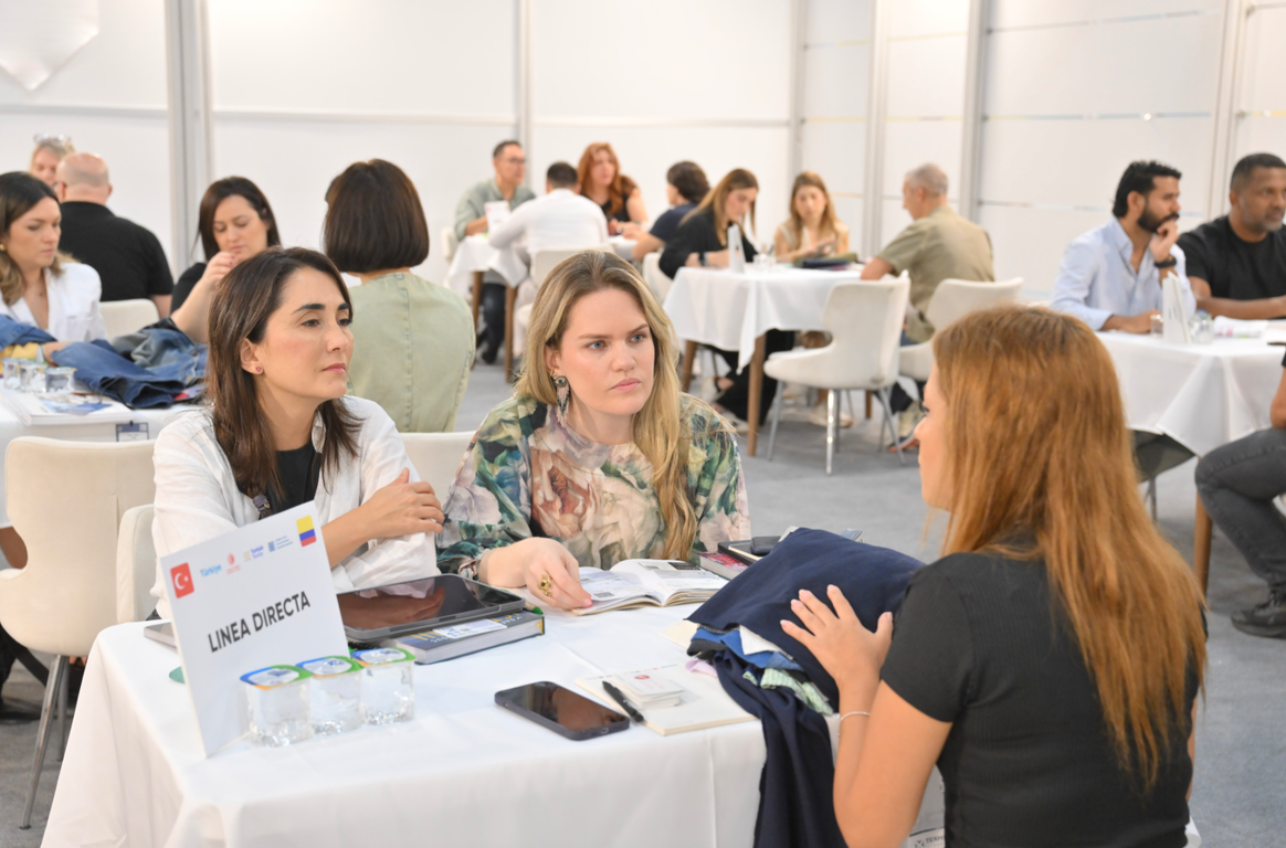 Networking mit Einkäufer:innen im B2B-Center.