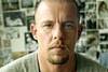 Alexander McQueen stirbt im Alter von 40 Jahren