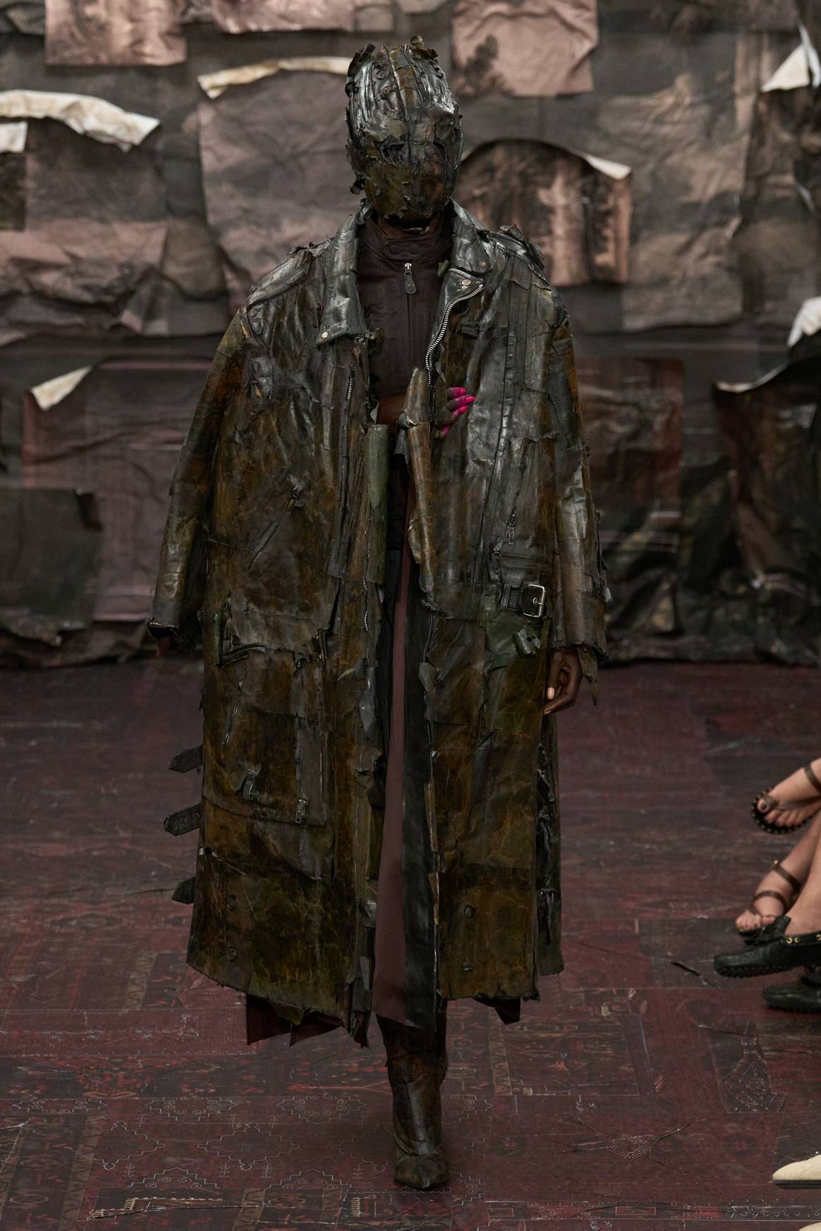 Look 14: Upcycled bikerjacks over elkaar in patchwork-stijl.