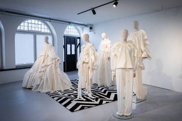 Binnenkijken: couture en kunst Claes Iversen tentoongesteld in hotel MAI