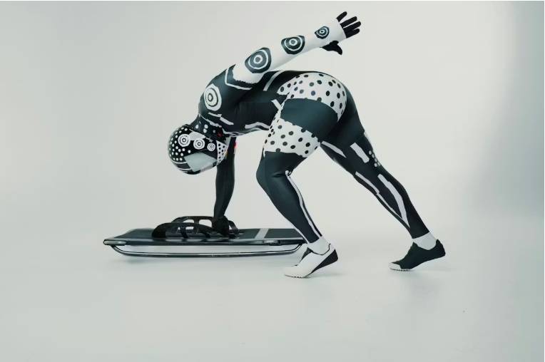 L'atleta ghanese Akwasi Frimpong con il suo skeleton, 2024