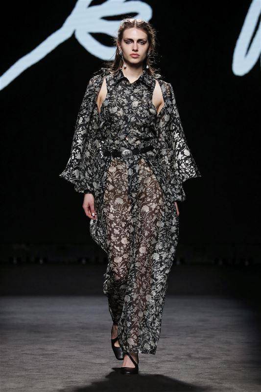 La colección "Whyness" de Ynésuelves para Otoño/Invierno 2022/23 en la pasarela de Mercedes-Benz Fashion Week Madrid. Imagen por cortesía de Ifema Madrid.