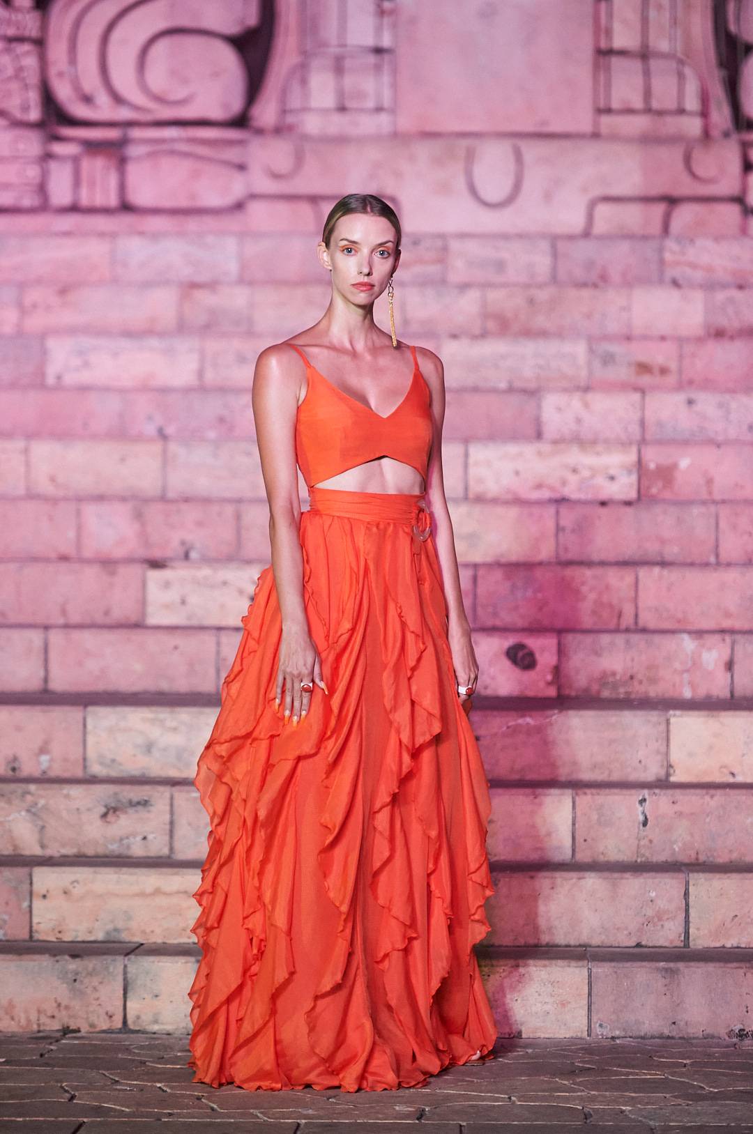 Maxi falda con gran textura y crop top liso en un color block naranja.