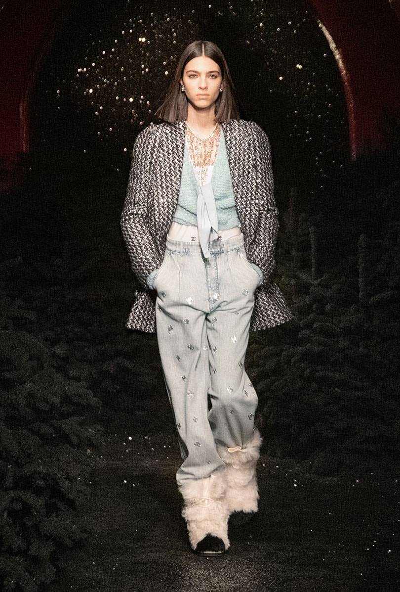 Chanel rinde homenaje a Stella Tennant con un desfile “chic” en el icónico Castel de París