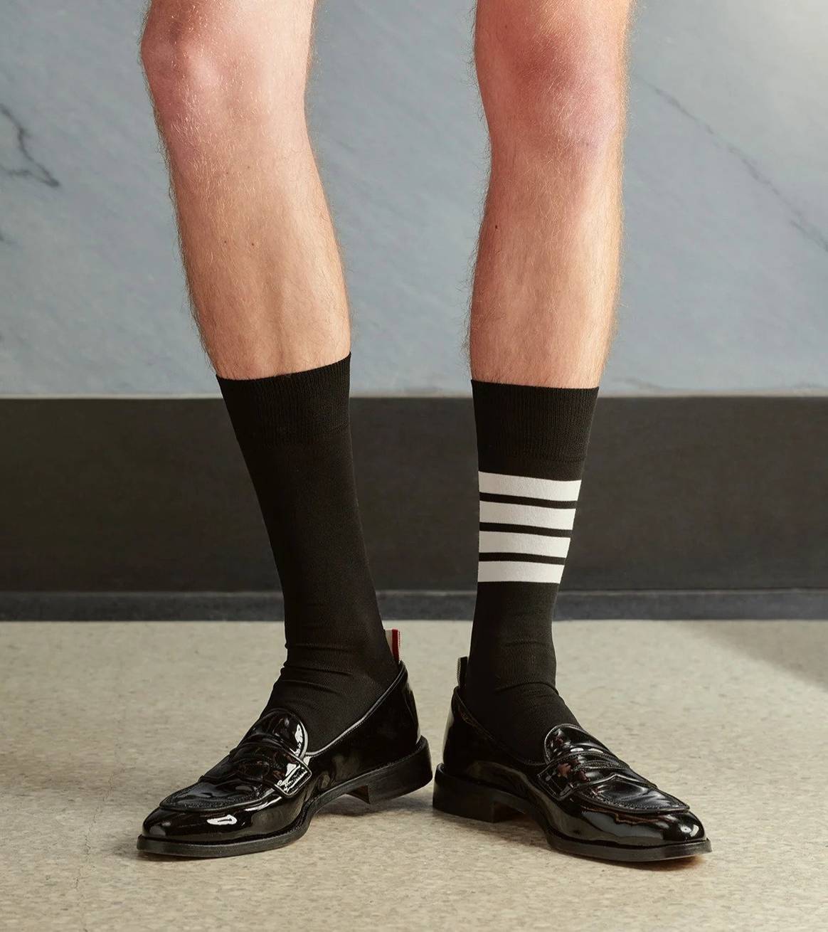 Photo Credits: Diseños de Thom Browne marcados con sus representativas barras horizontales. Thom Browne, página oficial.