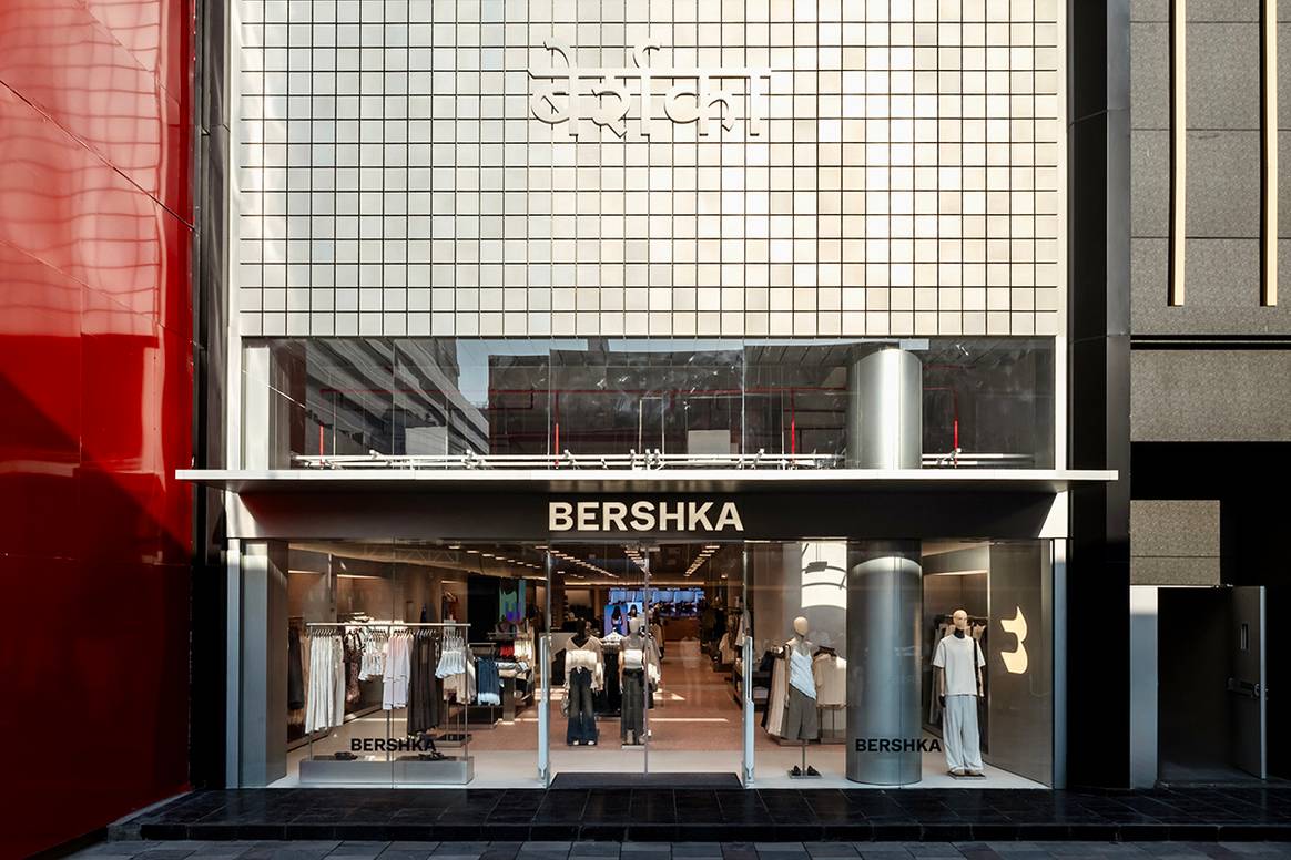 Tienda de Bershka en el centro comercial Phoenix Palladium de Bombay (India).