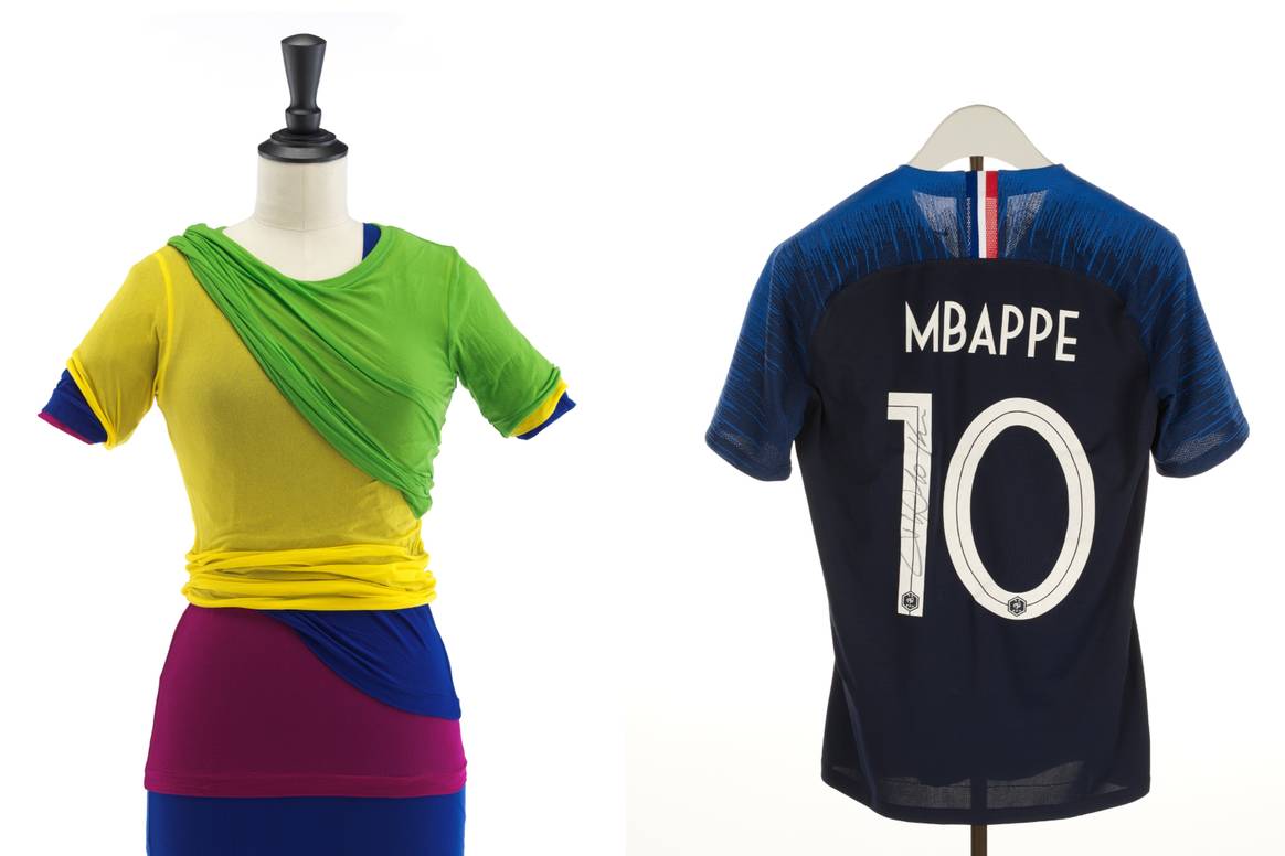 Van links naar rechts: Comme des Garçons-tenue, lente/zomer 1990, © Palais Galliera / Paris Musées // Voetbalshirt van het Franse nationale team, nr. 10, opgedragen aan Kylian Mbappé, Nike / FIFA Wereldbeker 2018, © Palais Galliera / Parijs Musea