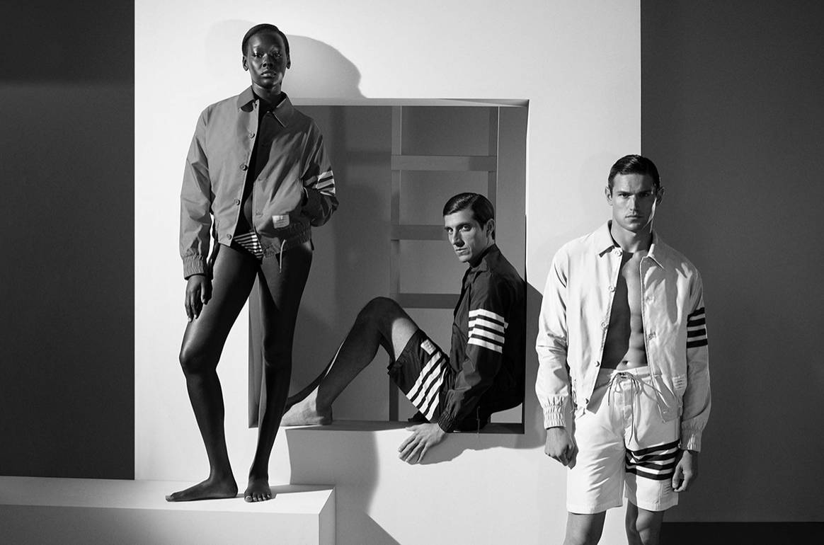 Photo Credits: Diseños de Thom Browne marcados con sus representativas barras horizontales. Thom Browne, página oficial.