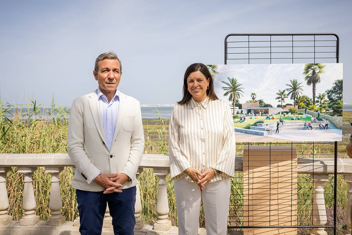 Julio García, director de operaciones de Castellana Properties, y Patricia Cavadas, alcaldesa de San Fernando, durante la presentación de los nuevos proyectos de acondicionamiento del centro comercial Bahía Sur.