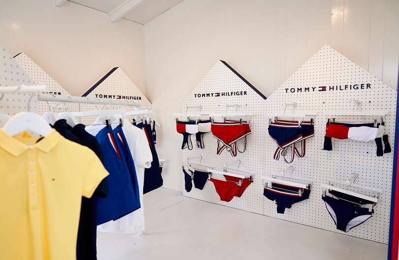 Kijken: Tommy Hilfigers pop-upstore met zwemkleding in Zandvoort