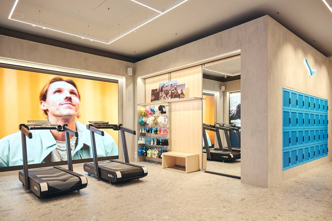 Laufbänder für Schuhtests im Hoka-Flagship in Berlin