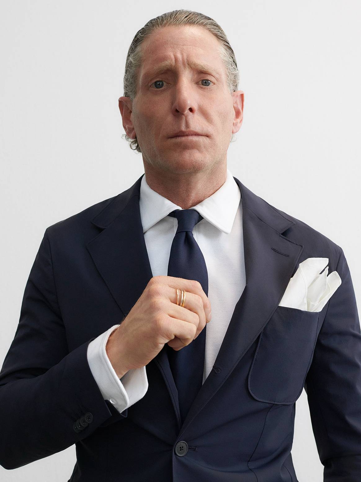 Imagen de campaña protagonizada por Lapo Elkann con el diseño de traje desarrollado en colaboración entre Ecoalf y el empresario italiano.