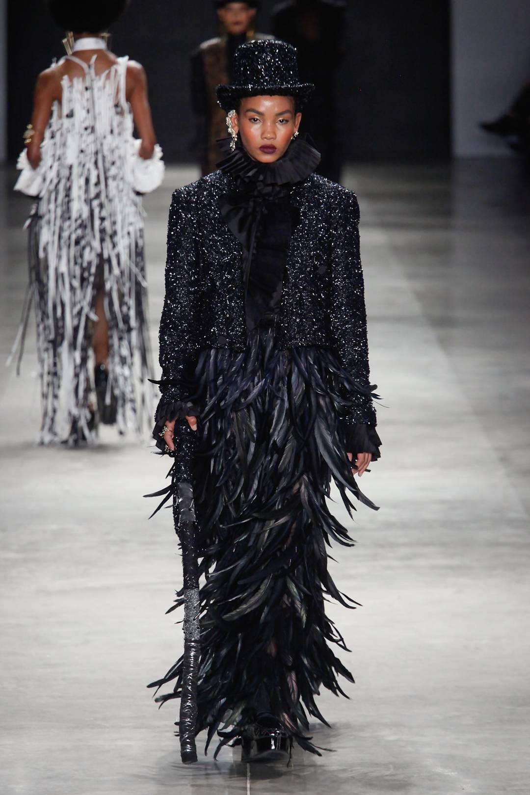 Apartamento 03 aplicou penas na calça e acertou a precisão no paletó em tecido com brilho ofuscante