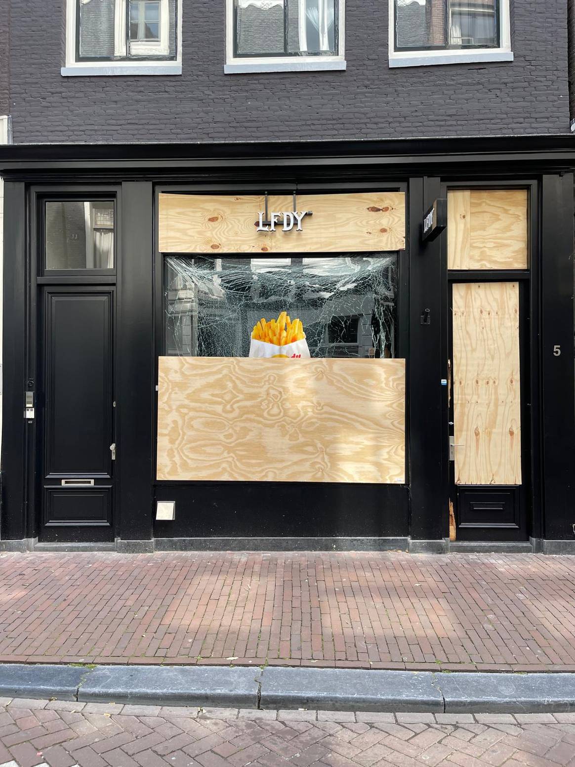 Der LFDY-Store in Amsterdam nach Explosion im August