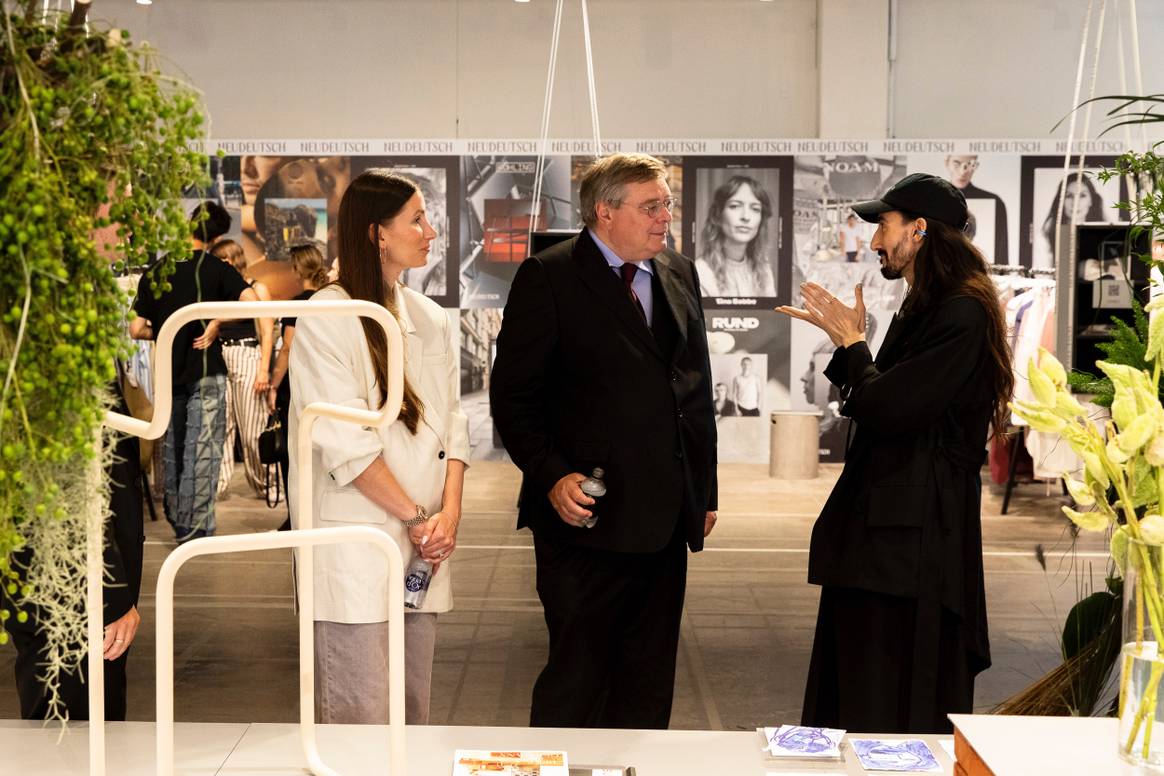 Julian Daynov (rechts) im Austausch mit CIFF-Chefin Sofie Dalva (links) und Pascal Hector, deutsche Botschafter in Dänemark (Mitte) bei Neudeutsch