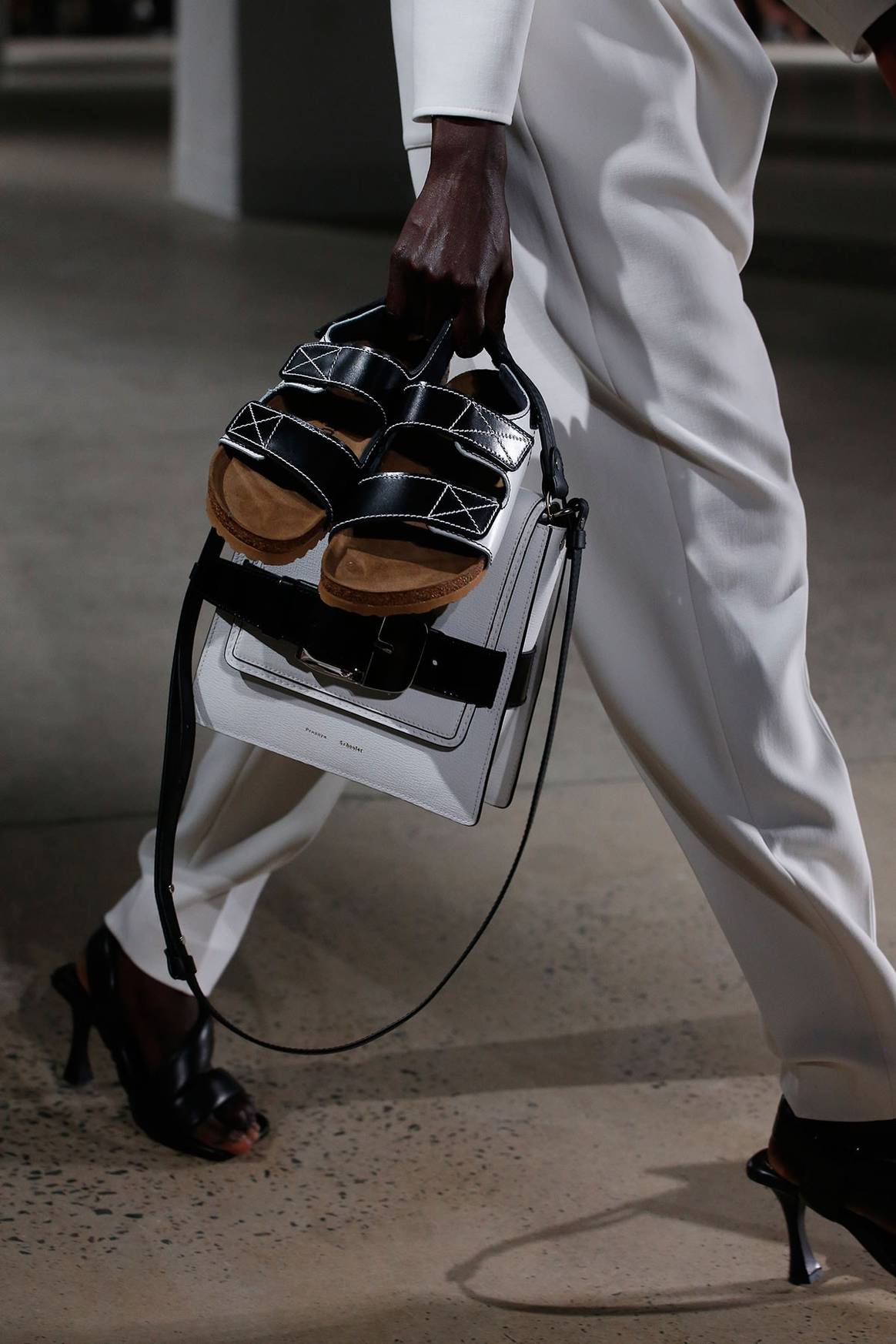 Proenza Schouler reinterpreta las sandalias Birkenstock