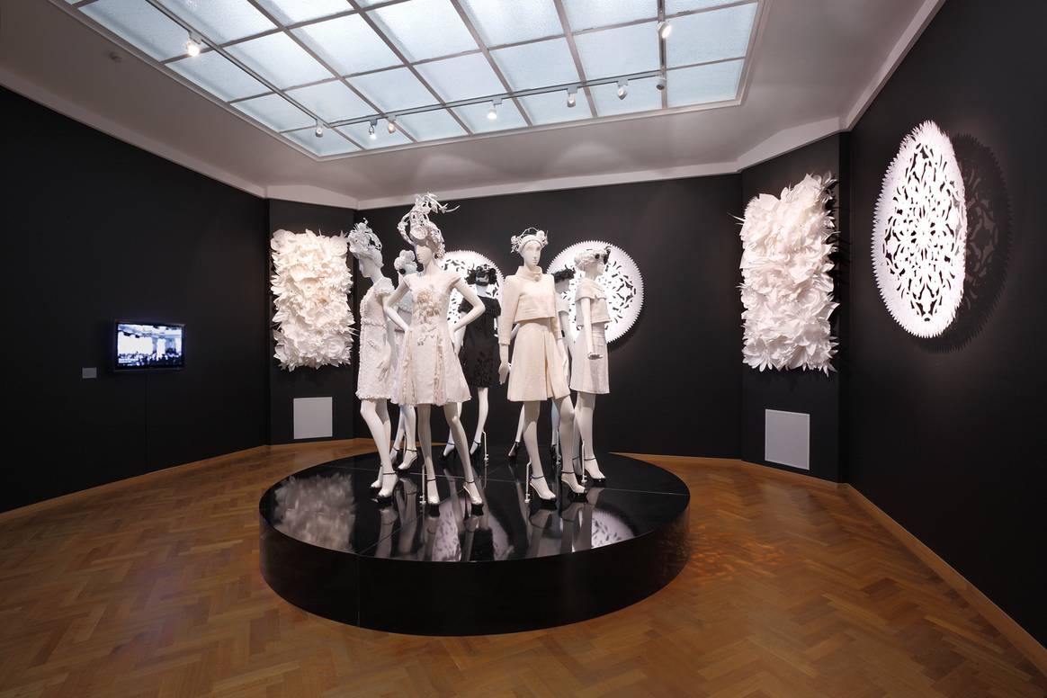 Haute Couture: Voici Paris tentoonstelling. Beeld via: Kunstmuseum