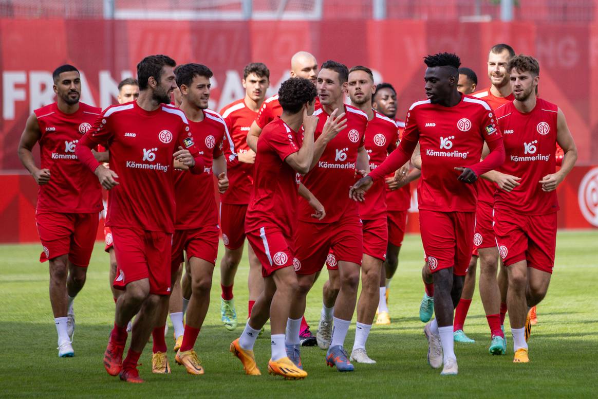 Das Herrenbundesliga-Team von Mainz 05 beim Trainingsauftakt