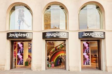 Desigual vuelve a beneficios impulsada por sus ventas online