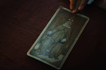 Dior tire les tarots pour présenter la haute couture en plein Covid