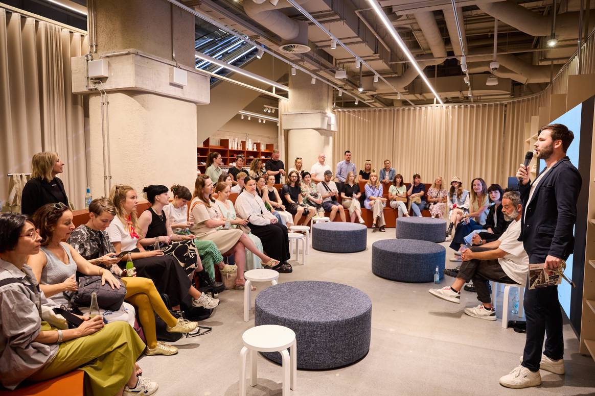 Thimo Schwenzfeier bei einem Panel Talk im P&C Conscious Fashion Store.