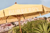 Burberry aterriza en Ibiza con una “pool area” en el The Standard