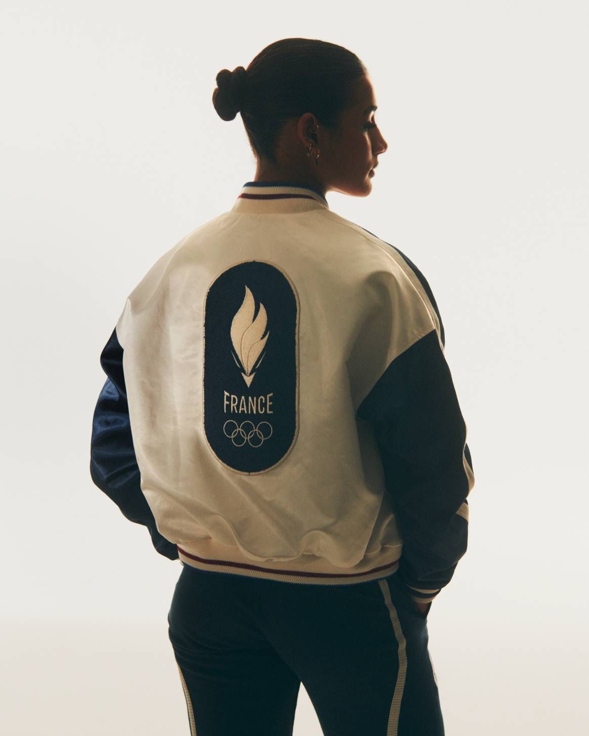 Le Coq Sportif habillera les athlètes français pour les Jeaux Olympiques de Paris 2024.