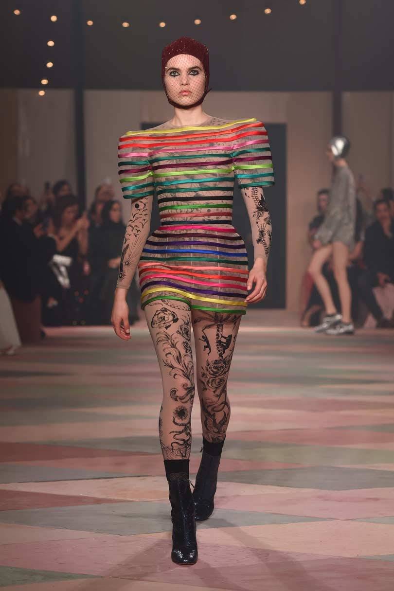 Dior presenta una colección "cápsula" en su primer desfile en Dubai