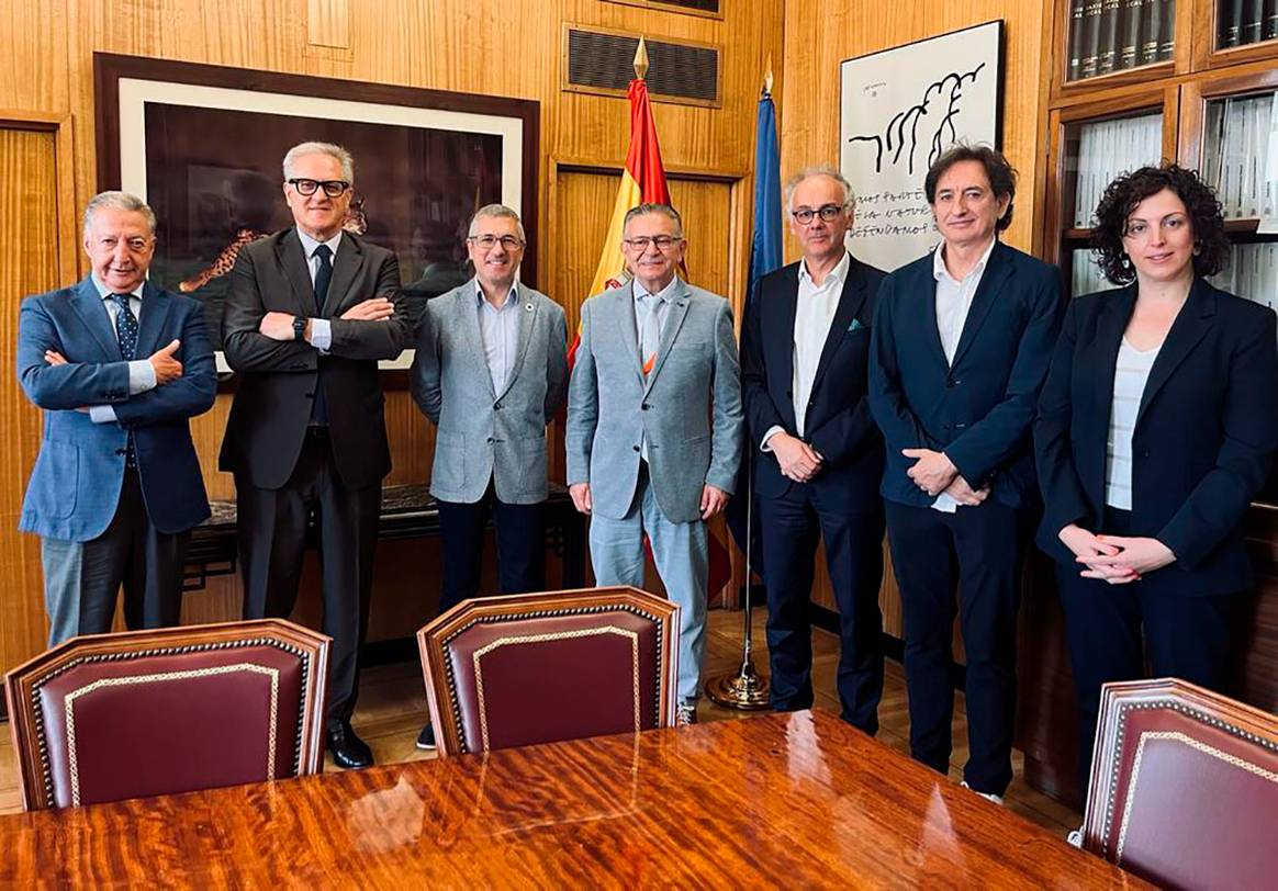 Créditos: Reunión de trabajo entre los representantes del Gobierno de España y los de las asociaciones empresariales del textil Euratex y CIE. Consejo Intertextil Español, fotografía de cortesía.