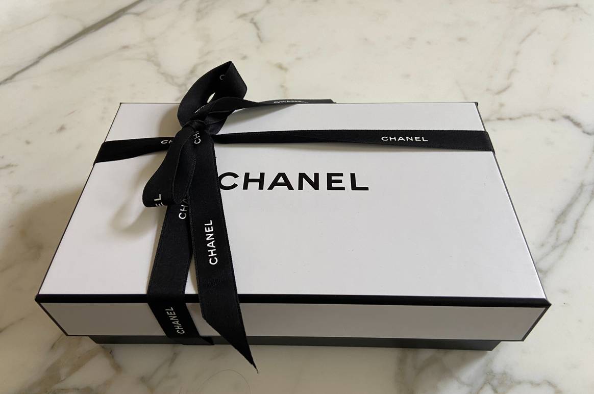 Chanel giftbox bij Bijenkorf Amsterdam (foto van Melvin van Tholl)