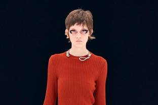 Givenchy es criticada por dar glamour al suicidio con un collar de soga en la PFW