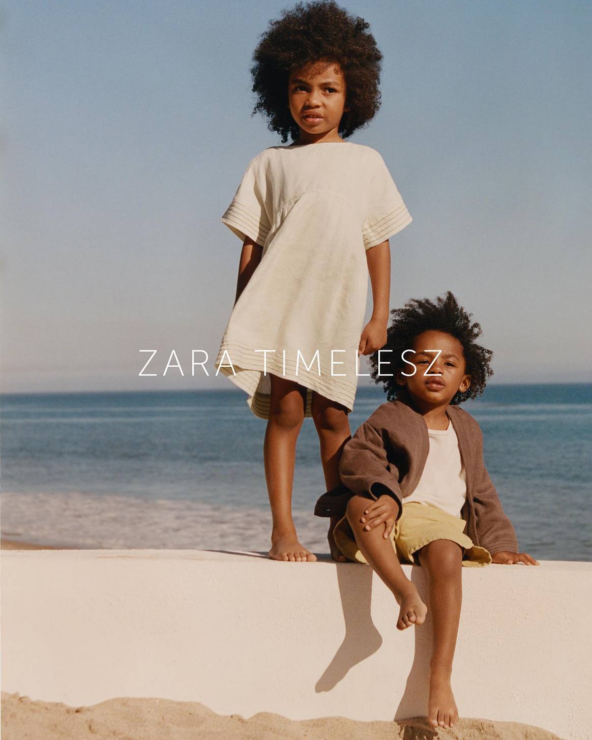 Fotografía de campaña de la primera colección de la nueva línea “Zara Timelesz” de Zara, para de un año y medio a seis años.