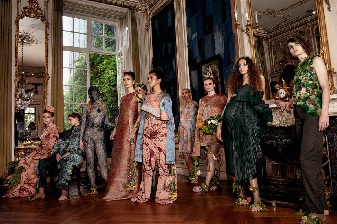 HAUTE NATURE: dromerige coutureshow in een zee van bloemstillevens