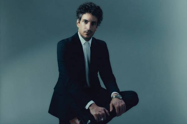 Versace: Pieter Mulier svelerà la prima collezione a inizio 2027, in agenda anche l'haute couture Atelier Versace