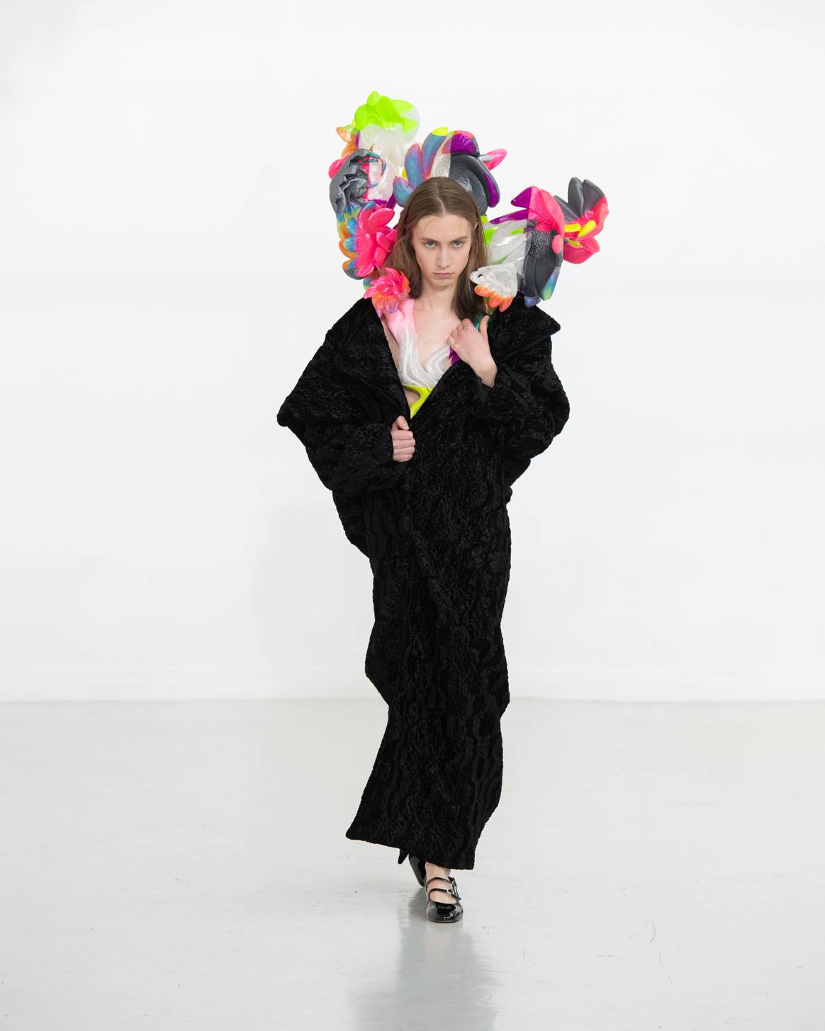 Maitrepierre — Manteau, Viktor Sculpture portable  de Gracelee Lawrence, Bouquet Lainage imitant l’astrakan  et sculpture 3D imprimée  en PLA biodégradable  (polymère biodégradable  à base d’amidon de maïs,  betterave et de blé).