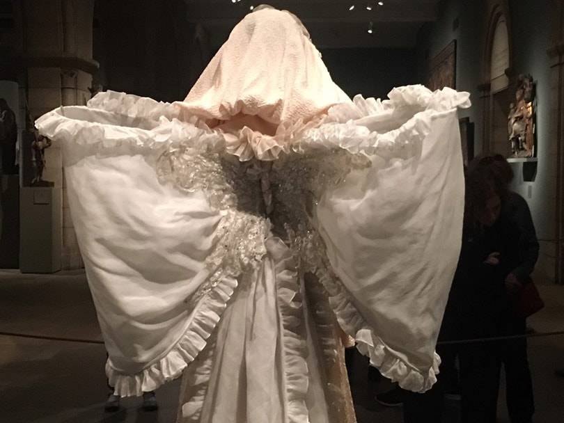 Kritik: Heavenly Bodies; Fashion and the Catholic Imagination