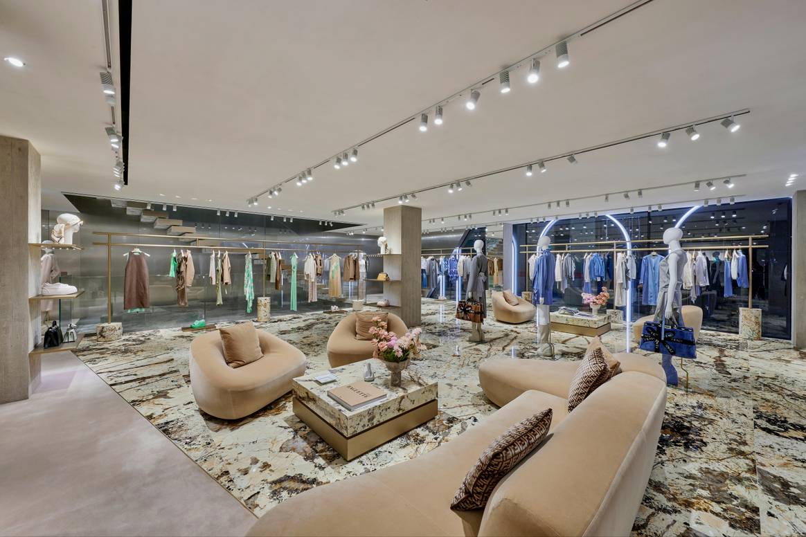 Schuhe, RTW und Pelz in der 1. Etage des Fendi Flagships Seoul.  Foto: Fendi