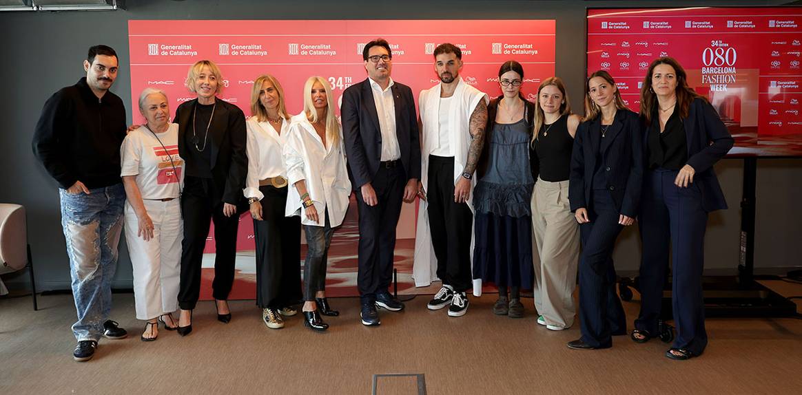 El secretario de Empresa y Competitividad y la directora de moda del CCAM y de 080 Barcelona Fashion junto con representantes de las firmas de moda participantes de la 34ª edición de la 080 Barcelona Fashion.