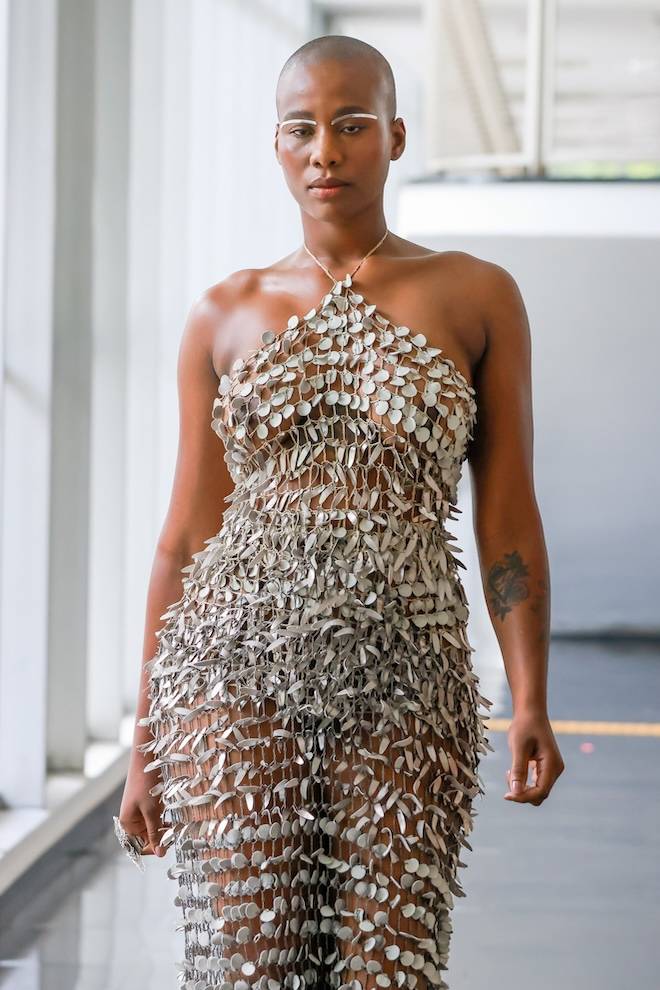 Gustavo Silvestre inova trazendo paetês em formatos diversos, obtidos de resíduos