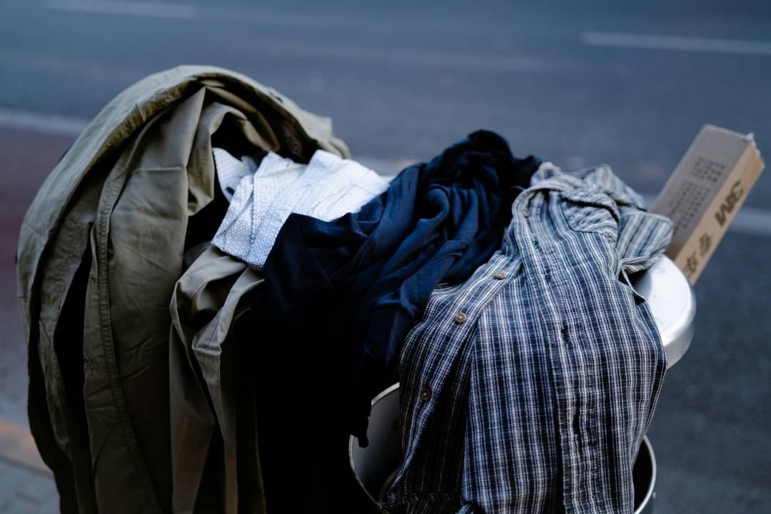 Het vernietigen van onverkochte kleding is vanaf nu verboden in de EU.