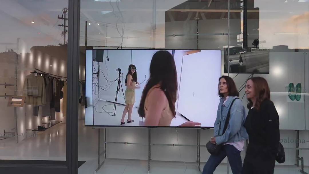 Installazione artistica “Retail Theatre” di Carlota Guerrero nel negozio Paloma Wool di Los Angeles (Stati Uniti).