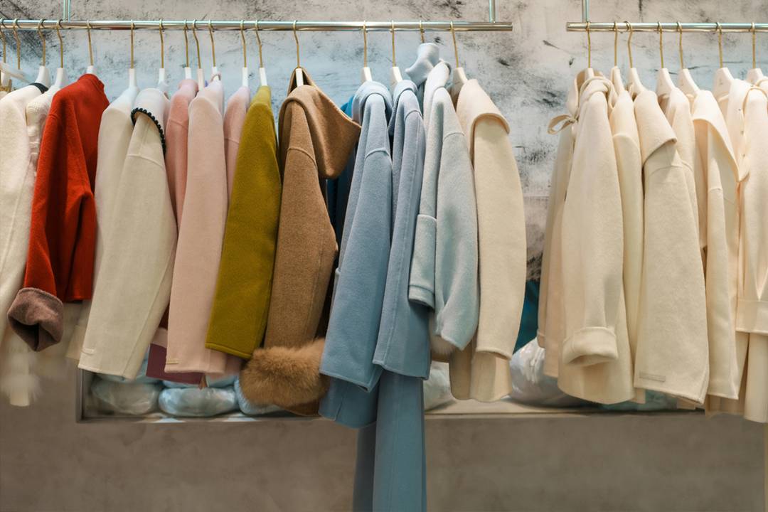 Expositor de chaquetas en una tienda de ropa.