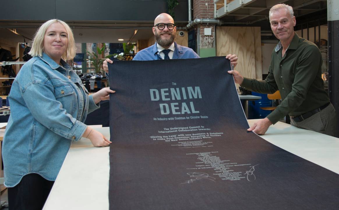 Beeld: De ondertekening van de Denim Deal in oktober 2020. Screenshot van de livestream.