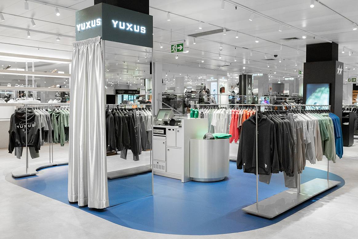 Córner de Yuxus en el interior del centro comercial de El Corte Inglés de Castellana, Madrid (España).