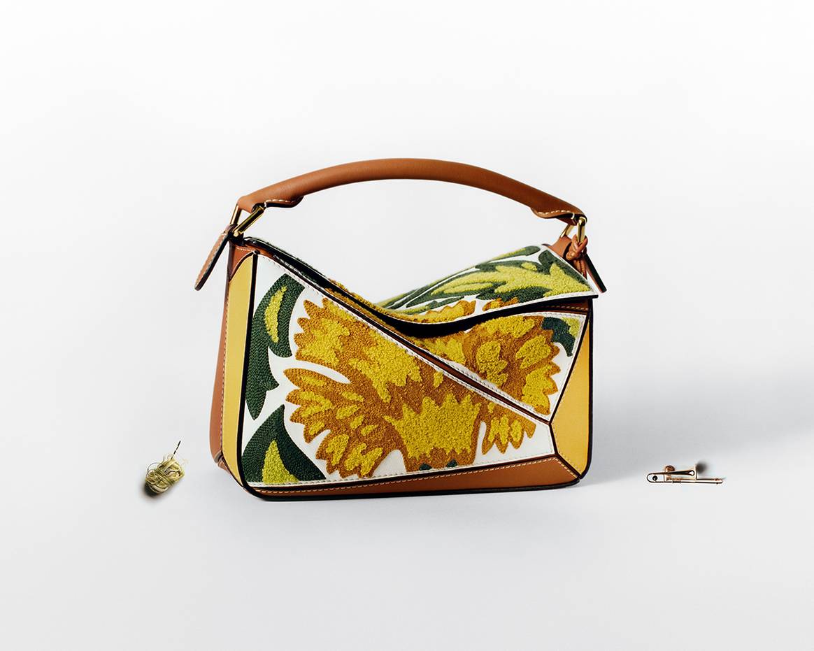 Modelo de la colección cápsula de aniversario “Puzzle 10” de Loewe por los 10 años del lanzamiento del bolso Puzzle.