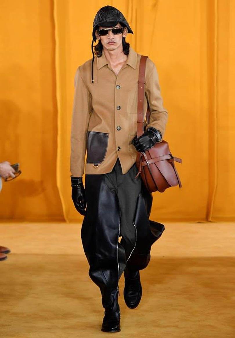 Loewe desfila por primera vez en París con su colección masculina