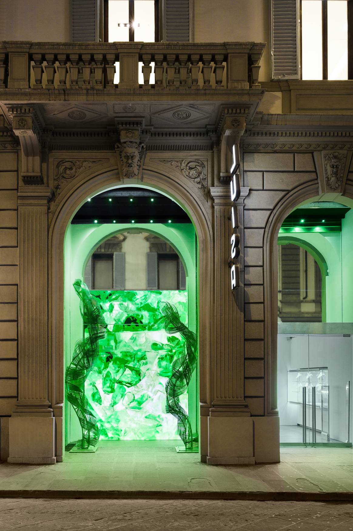 Installation am Eingang des LuisaViaRoma-Stores in Florenz