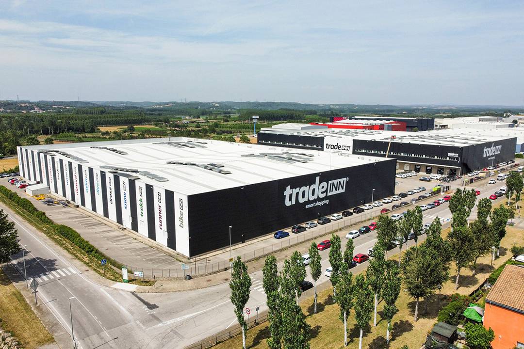 Exterior de la sede central de operaciones de Tradeinn en Celrá, Girona (España).