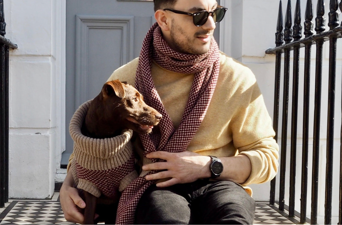 Hundevater und Hund in abgestimmtem Pullover und Schal. Bild: Wag & Wool