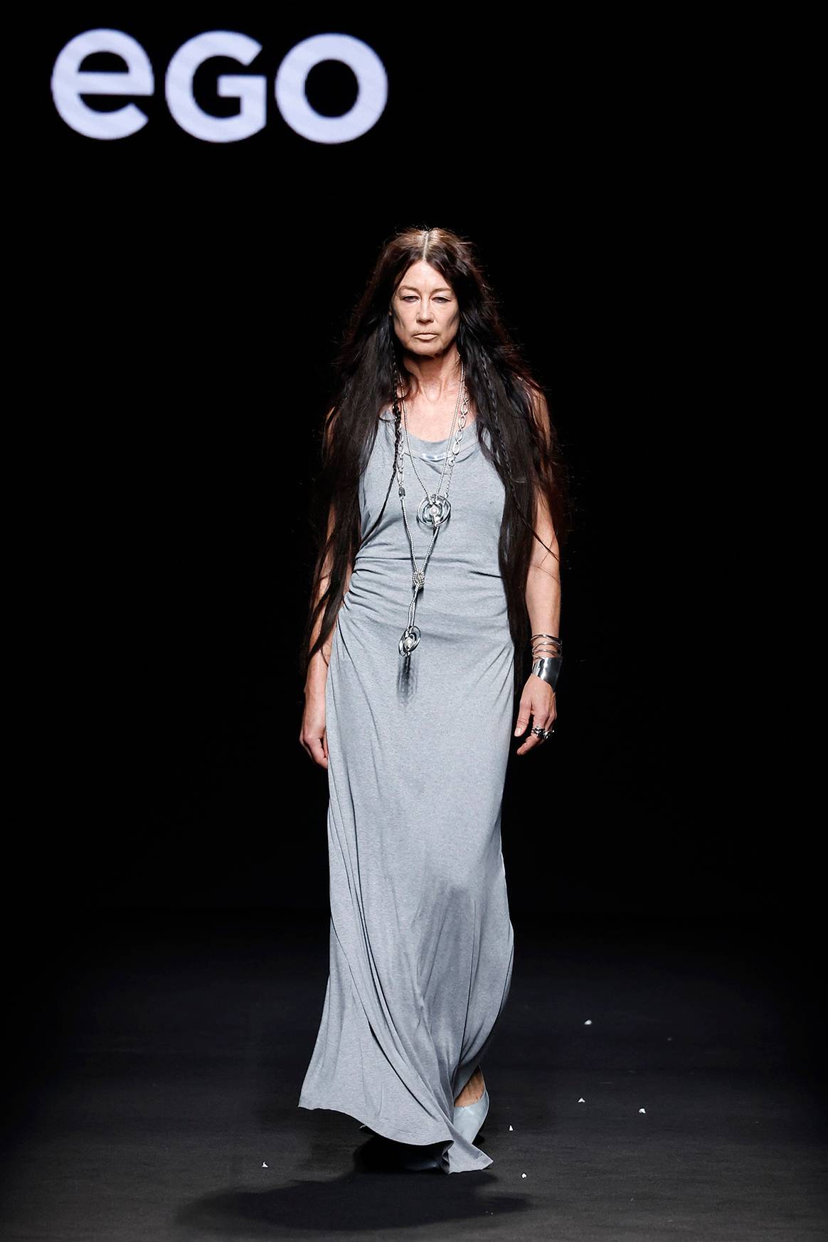 Desfile de Dimoni Studio, con piezas de UNOde50, en el circuito Ego de MBFW Madrid.